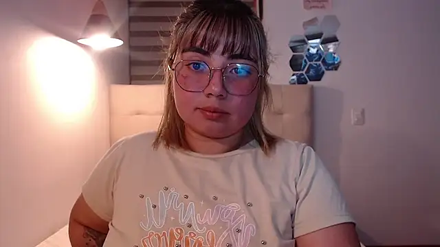 Snapshot of YiniBelle chatting on November 2025 03:28:02 AM YiniBelle online show from November 2025 03:28:02 AM