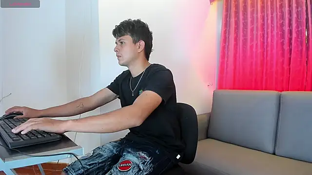 Snapshot of Hospick_white chatting on November 2025 06:22:01 PM Hospick white online show from November 2025 06:22:01 PM