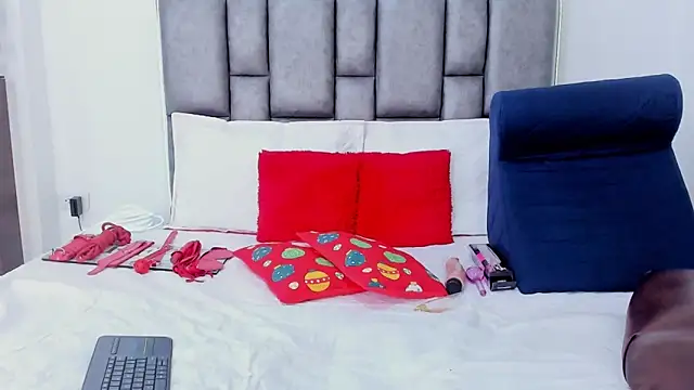 sarahhernandez online show from December 2025 02:32:01 PM