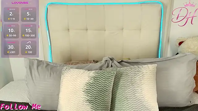 Daphne Hills online show from April 2026 06:10:02 PM