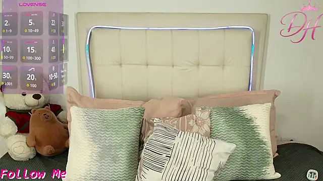 Daphne Hills online show from April 2026 06:37:02 PM