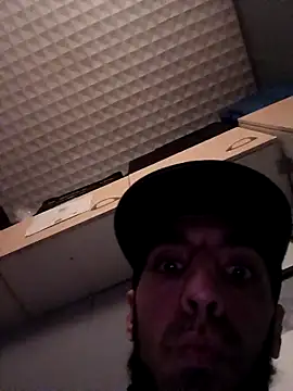 hotguy71000 online show from December 2025 04:11:02 PM