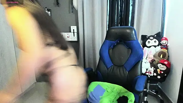 Snapshot of Charlott__V chatting on April 2026 09:52:01 PM Charlott V online show from April 2026 09:52:01 PM