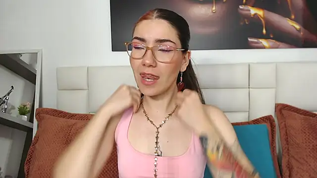 AriLumi online show from November 2025 07:47:02 PM