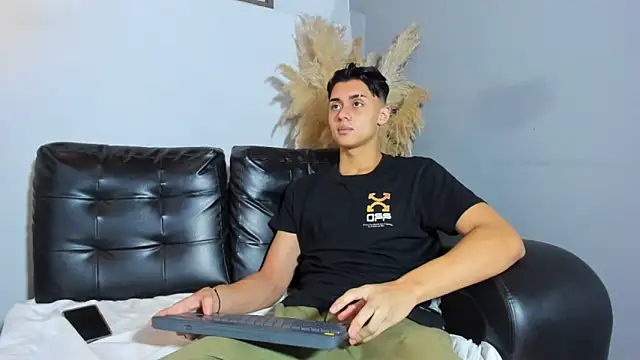 ZeusBrant online show from April 2026 01:13:01 PM