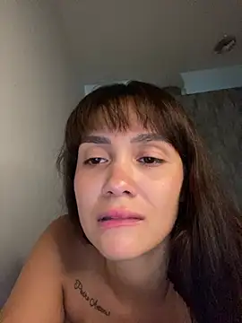 carolsapequinha online show from April 2026 09:39:33 PM