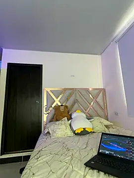 Snapshot of Issy_moon chatting on November 2025 09:18:02 PM Issy moon online show from November 2025 09:18:02 PM