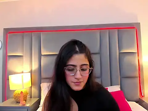 Snapshot of LuisaFranco chatting on November 2025 03:50:02 AM LuisaFranco online show from November 2025 03:50:02 AM