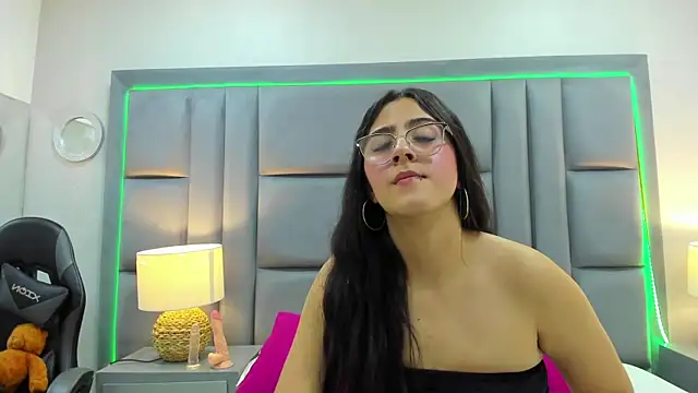 Snapshot of LuisaFranco chatting on November 2025 03:39:02 AM LuisaFranco online show from November 2025 03:39:02 AM