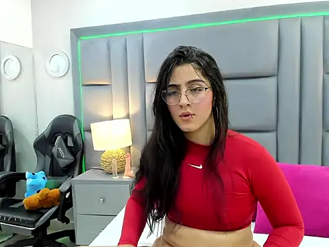 Snapshot of LuisaFranco chatting on November 2025 04:13:01 AM LuisaFranco online show from November 2025 04:13:01 AM