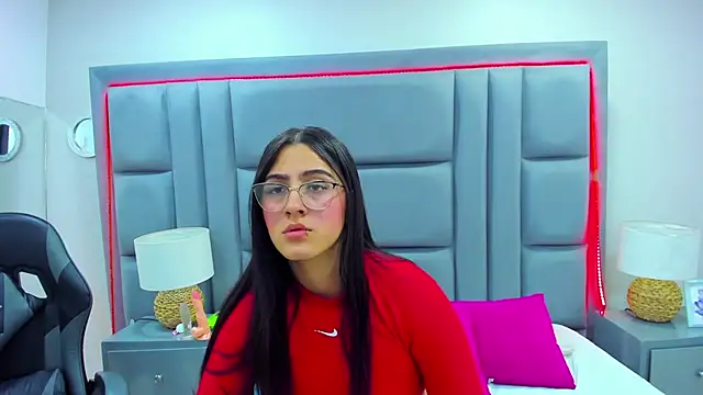 Snapshot of LuisaFranco chatting on November 2025 03:40:01 AM LuisaFranco online show from November 2025 03:40:01 AM