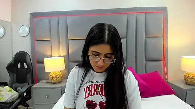 Snapshot of LuisaFranco chatting on December 2025 03:40:02 AM LuisaFranco online show from December 2025 03:40:02 AM