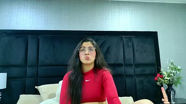 Snapshot of LuisaFranco chatting on December 2025 04:00:01 AM LuisaFranco online show from December 2025 04:00:01 AM