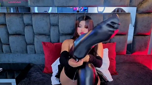 IssaJones  online show from March 2026 07:17:01 PM