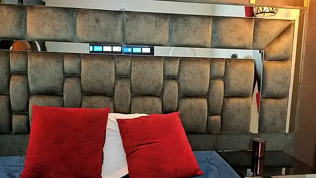 Snapshot of IssaJones_ chatting on November 2025 07:39:01 PM IssaJones online show from November 2025 07:39:01 PM