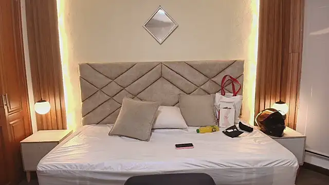 Laracooper  online show from February 2026 07:14:02 PM