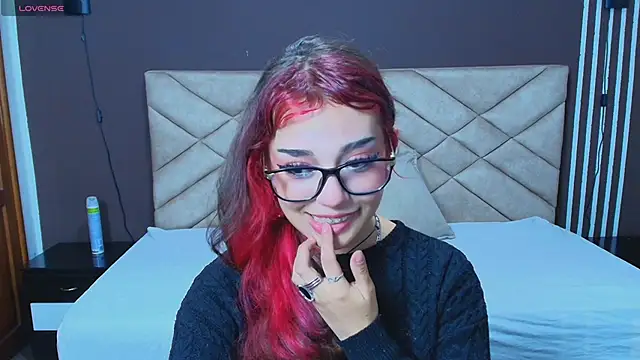 Laracooper  online show from November 2025 06:01:01 PM