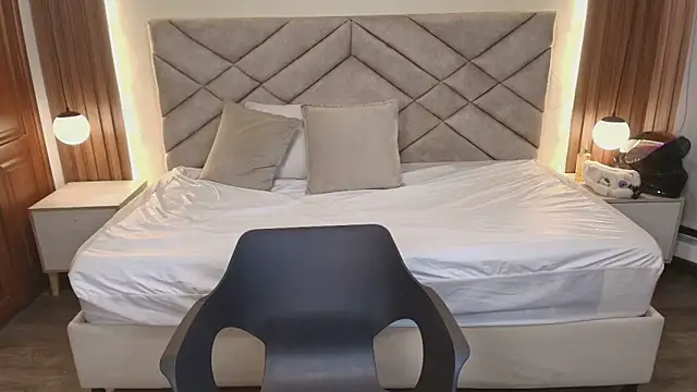 Laracooper  online show from February 2026 07:24:01 PM