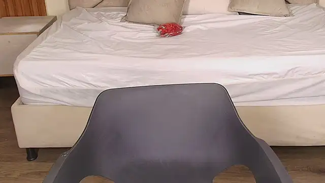 Laracooper  online show from March 2026 07:43:02 PM