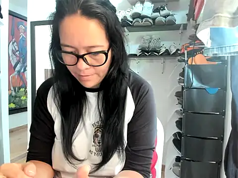 caroline 47 online show from April 2026 04:09:01 PM
