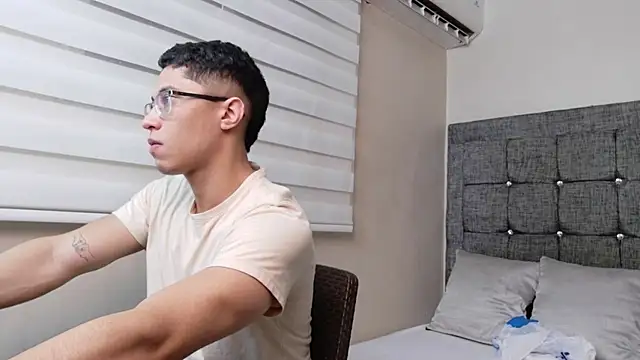 Snapshot of Chrix_Velez chatting on November 2025 07:40:01 PM Chrix Velez online show from November 2025 07:40:01 PM