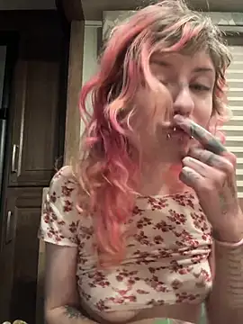 needlefaceUwU online show from November 2025 09:25:01 AM