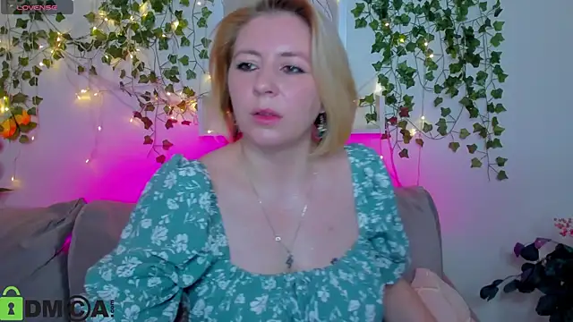 Snapshot of miss_lisaaa chatting on November 2025 02:48:01 AM miss lisaaa online show from November 2025 02:48:01 AM