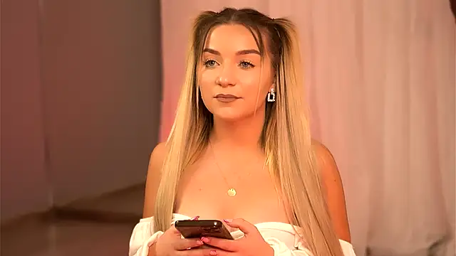 Snapshot of SkyEyesLuna chatting on November 2025 05:18:02 AM SkyEyesLuna online show from November 2025 05:18:02 AM