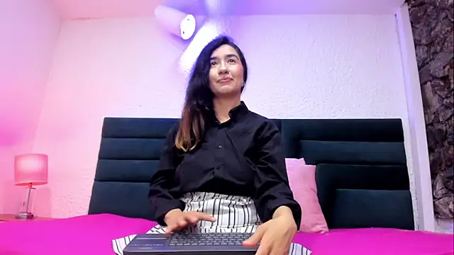VictoriaRouge  online show from May 2026 08:25:01 PM