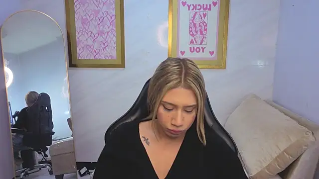 Evy Luxx v online show from April 2026 03:35:02 AM