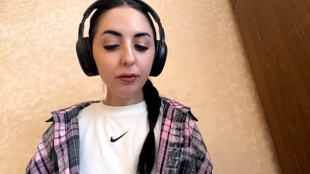 Snapshot of CindyFlowers chatting on November 2025 12:20:01 PM CindyFlowers online show from November 2025 12:20:01 PM