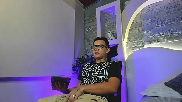 Valentino moretti online show from December 2025 01:12:02 PM