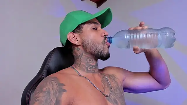 LuigiVitale 1 online show from November 2025 04:34:02 AM