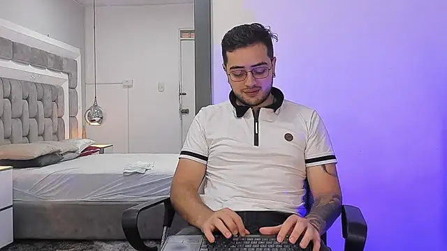 Ethan Greys online show from December 2025 01:24:02 PM