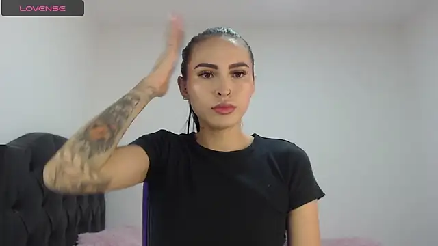 Linda  fiore online show from December 2025 10:47:01 PM