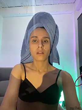 Isabella Hillss online show from December 2025 12:01:02 AM