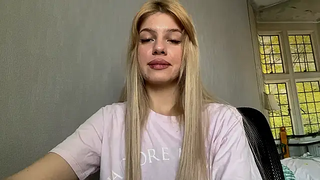 Snapshot of MarielleAdrien chatting on November 2025 08:29:02 AM MarielleAdrien online show from November 2025 08:29:02 AM