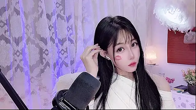Laura 520 online show from May 2026 12:46:01 PM
