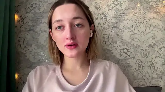 Emily lyy online show from December 2025 09:33:02 AM