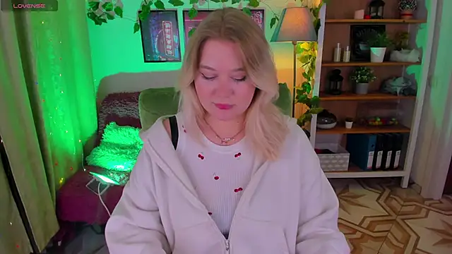 Snapshot of LouiseMous chatting on November 2025 10:32:01 PM LouiseMous online show from November 2025 10:32:01 PM