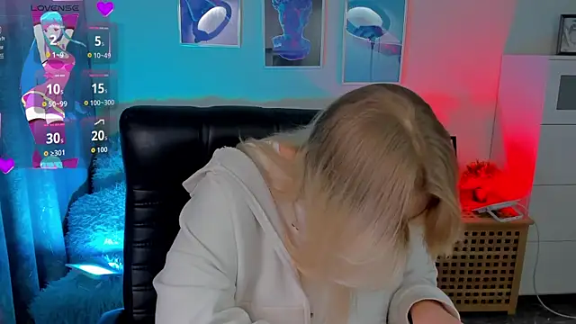 Snapshot of LouiseMous chatting on November 2025 10:21:02 PM LouiseMous online show from November 2025 10:21:02 PM