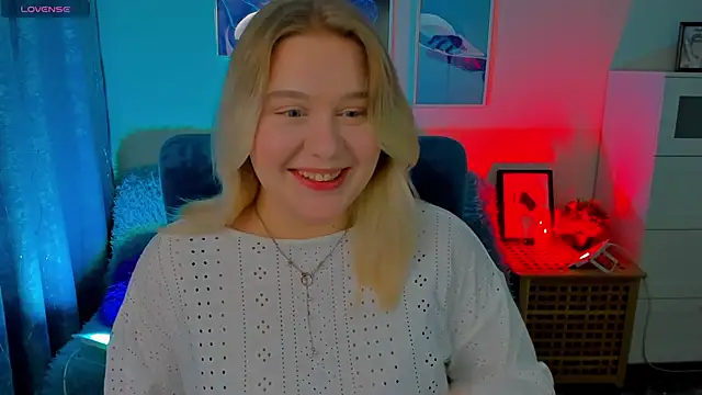 Snapshot of LouiseMous chatting on November 2025 09:04:01 PM LouiseMous online show from November 2025 09:04:01 PM