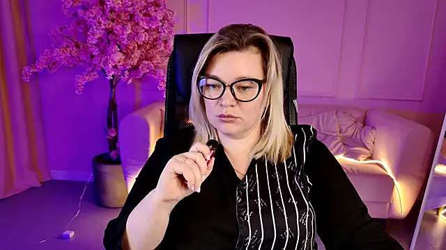 Snapshot of DianaHaworn chatting on November 2025 01:26:01 PM DianaHaworn online show from November 2025 01:26:01 PM