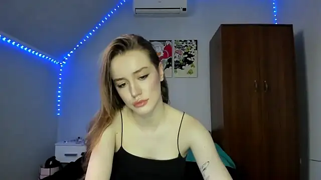 Snapshot of tinyglow chatting on December 2025 09:15:01 PM tinyglow online show from December 2025 09:15:01 PM