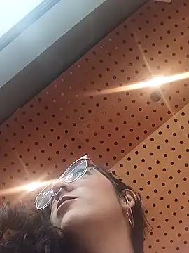 Melinerd online show from April 2026 06:20:02 PM