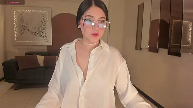 Snapshot of HaileyRoss_ chatting on December 2025 12:04:02 PM HaileyRoss online show from December 2025 12:04:02 PM