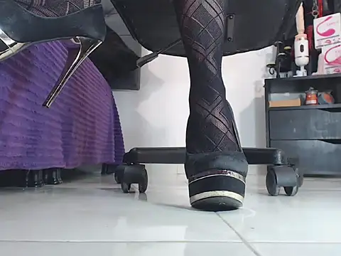 Snapshot of mistress_feet chatting on November 2025 09:18:02 PM mistress feet online show from November 2025 09:18:02 PM