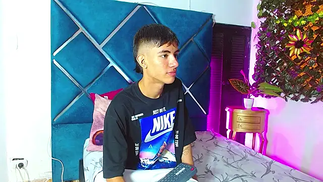 JamesConnor001 online show from November 2025 07:18:02 PM