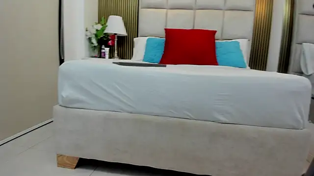 Snapshot of Katia_Young chatting on November 2025 09:08:02 PM Katia Young online show from November 2025 09:08:02 PM