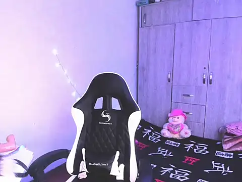 Snapshot of Zombitch chatting on December 2025 06:58:02 PM Zombitch online show from December 2025 06:58:02 PM